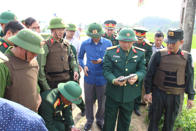 Vụ vây bắt nhóm cố thủ trên ôtô: Tìm thấy lựu đạn, súng ngắn Vụ vây bắt nhóm cố thủ trên ôtô: Tìm thấy lựu đạn, súng ngắn