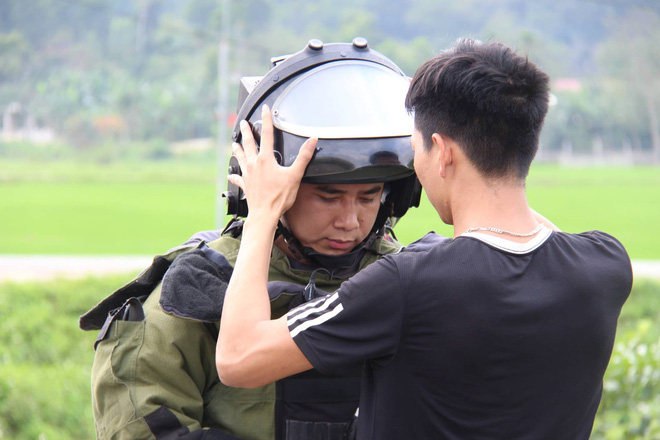 Vụ vây bắt nhóm cố thủ trên ôtô: Tìm thấy lựu đạn, súng ngắn Vụ vây bắt nhóm cố thủ trên ôtô: Tìm thấy lựu đạn, súng ngắn