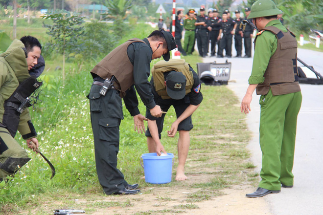 Vụ vây bắt nhóm cố thủ trên ôtô: Tìm thấy lựu đạn, súng ngắn Vụ vây bắt nhóm cố thủ trên ôtô: Tìm thấy lựu đạn, súng ngắn