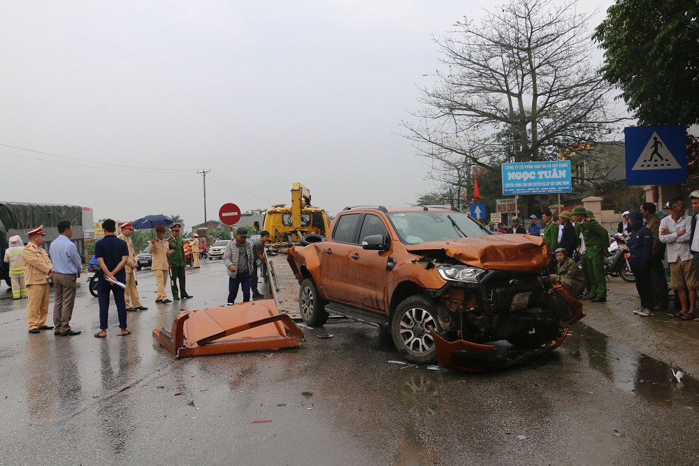 Hiện trường vụ tai nạn liên hoàn trên Quốc lộ 1A khiến 8 người thương vong Hiện trường vụ tai nạn liên hoàn trên Quốc lộ 1A khiến 8 người thương vong