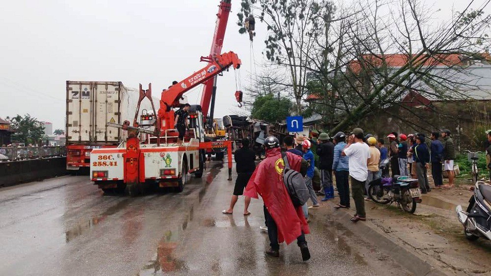 Hiện trường vụ tai nạn liên hoàn trên Quốc lộ 1A khiến 8 người thương vong Hiện trường vụ tai nạn liên hoàn trên Quốc lộ 1A khiến 8 người thương vong