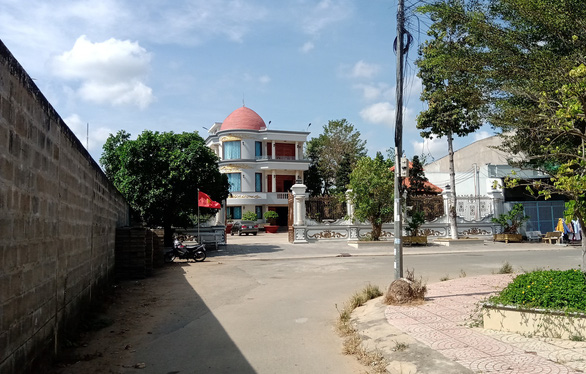 Tướng quân đội nói gì việc chiếm đất làm đường cho khuôn viên biệt thự? Tướng quân đội nói gì việc chiếm đất làm đường cho khuôn viên biệt thự?