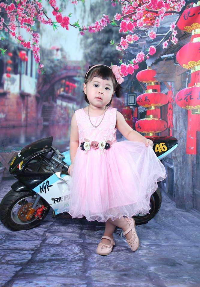 Con gái được chụp ảnh kỉ niệm ở trường, ngày nhận ảnh mẹ biết đời con sóng gió từ nhỏ Con gái được chụp ảnh kỉ niệm ở trường, ngày nhận ảnh mẹ biết đời con sóng gió từ nhỏ