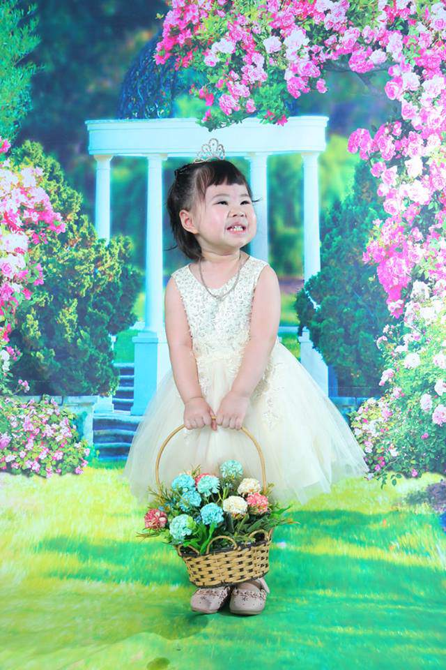 Con gái được chụp ảnh kỉ niệm ở trường, ngày nhận ảnh mẹ biết đời con sóng gió từ nhỏ