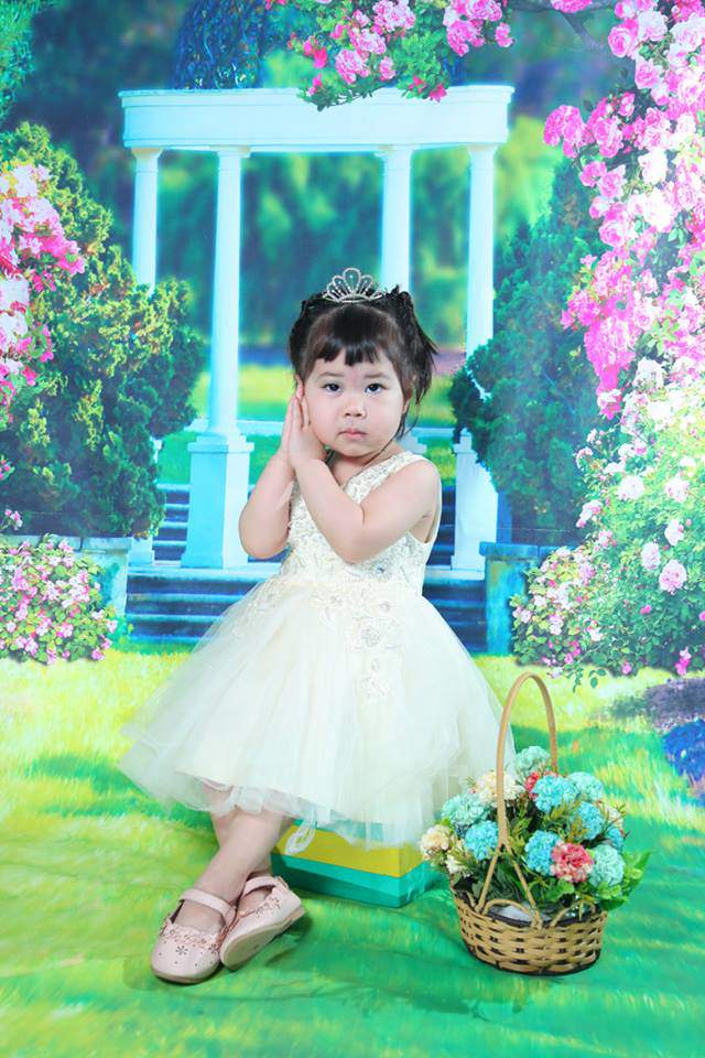 Con gái được chụp ảnh kỉ niệm ở trường, ngày nhận ảnh mẹ biết đời con sóng gió từ nhỏ
