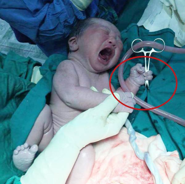 Màn chào hỏi cuộc đời ấn tượng nhất đầu năm, khiến mẹ mát mặt ngay lần đầu chạm trán Màn chào hỏi cuộc đời ấn tượng nhất đầu năm, khiến mẹ mát mặt ngay lần đầu chạm trán