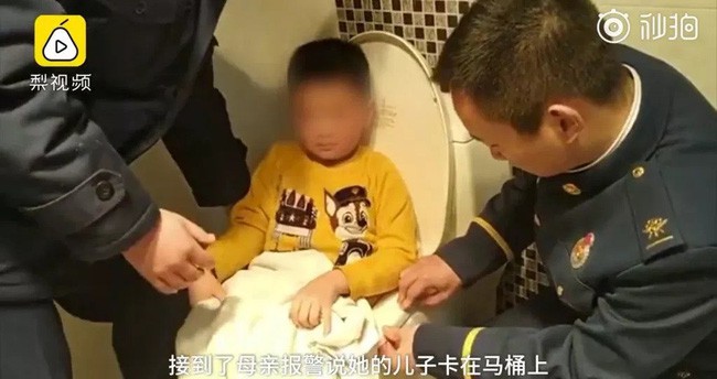 Bé trai 6 tuổi kêu khóc cầu cứu trong nhà vệ sinh, người nhà bước vào nhìn thấy trên tay đứa trẻ món đồ gây nghiện