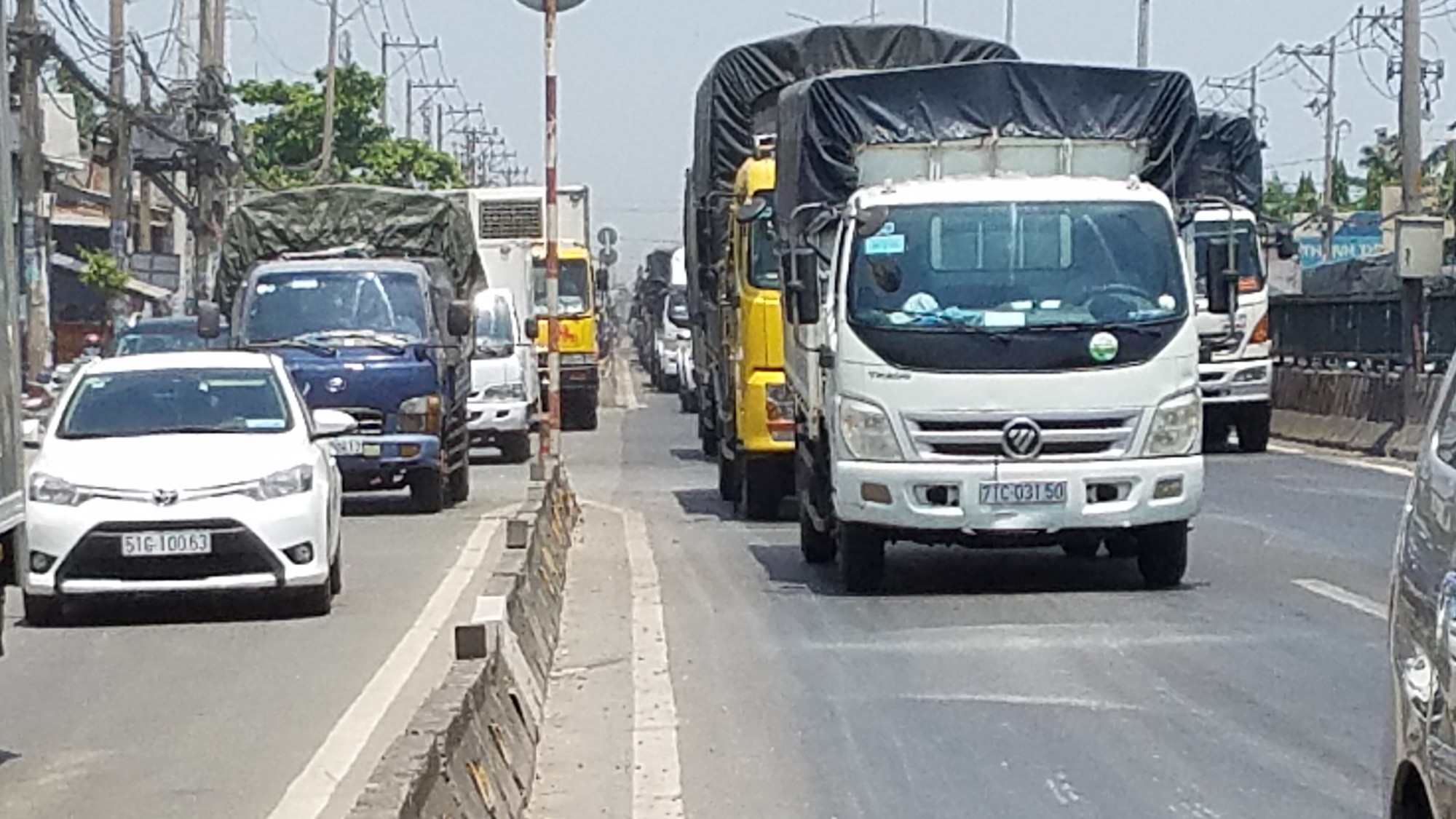 Nam tài xế kêu cứu thất thanh trong xế hộp xoay ngang bị xe tải đẩy hơn 20m trên quốc lộ 1 Nam tài xế kêu cứu thất thanh trong xế hộp xoay ngang bị xe tải đẩy hơn 20m trên quốc lộ 1