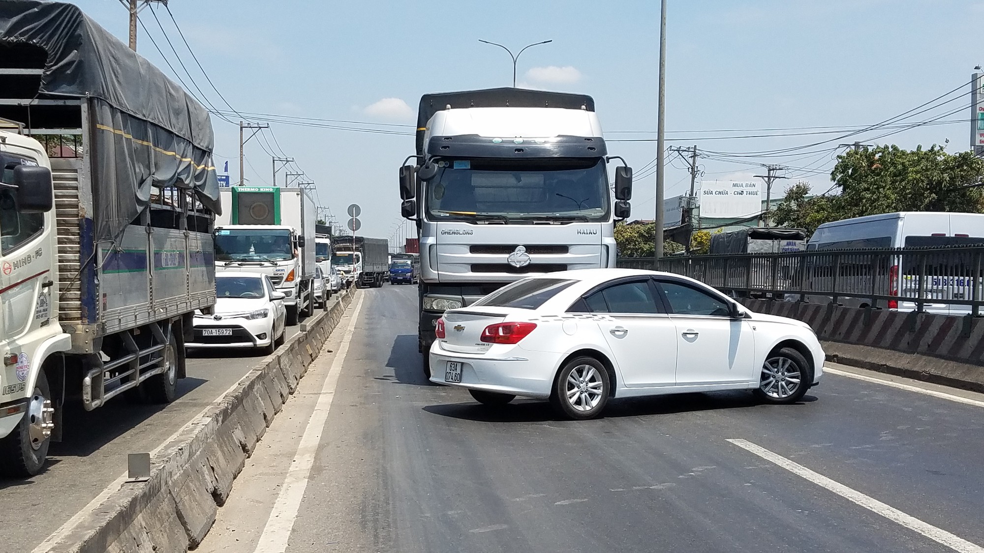 Nam tài xế kêu cứu thất thanh trong xế hộp xoay ngang bị xe tải đẩy hơn 20m trên quốc lộ 1 Nam tài xế kêu cứu thất thanh trong xế hộp xoay ngang bị xe tải đẩy hơn 20m trên quốc lộ 1