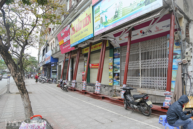 Hà Nội: Nhà trên phố Đào Tấn đồng loạt... chống nạng