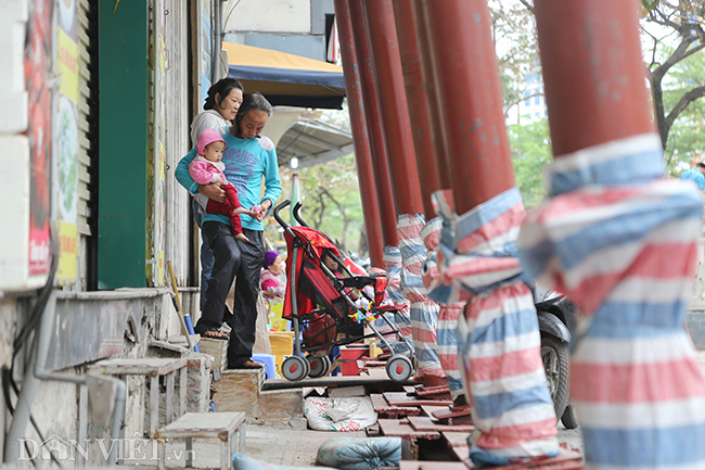 Hà Nội: Nhà trên phố Đào Tấn đồng loạt... chống nạng