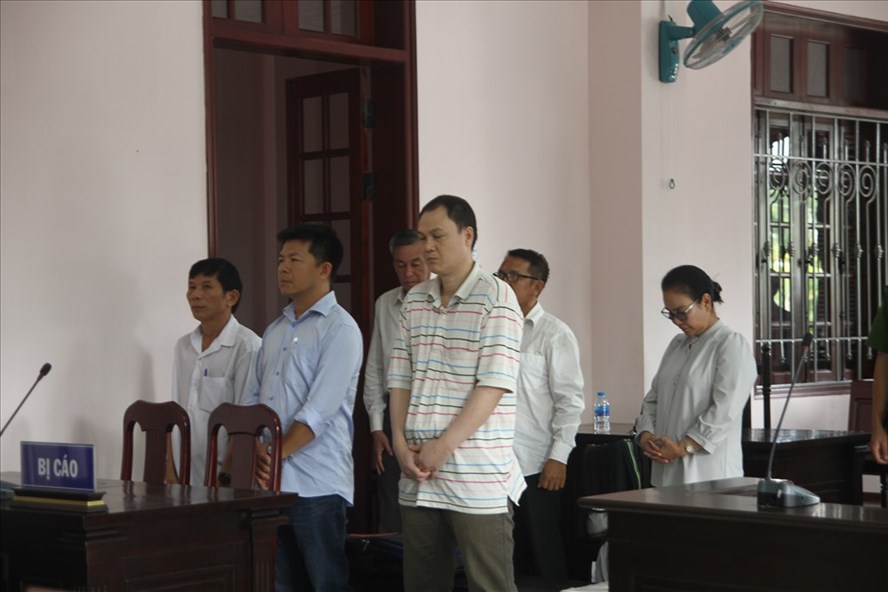 Sai phạm hàng trăm tỉ, 6 bị cáo chia nhau hơn 40 năm tù Sai phạm hàng trăm tỉ, 6 bị cáo chia nhau hơn 40 năm tù