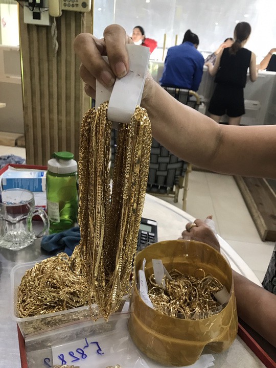 Nhận lại 5 tỉ và 225 lượng vàng, nữ chủ tiệm trích một khoản làm từ thiện Nhận lại 5 tỉ và 225 lượng vàng, nữ chủ tiệm trích một khoản làm từ thiện