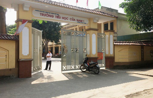 Vụ học sinh lớp 5 mang dao đến trường đâm vào mông bạn: Phê bình nhà trường chậm trễ thông tin