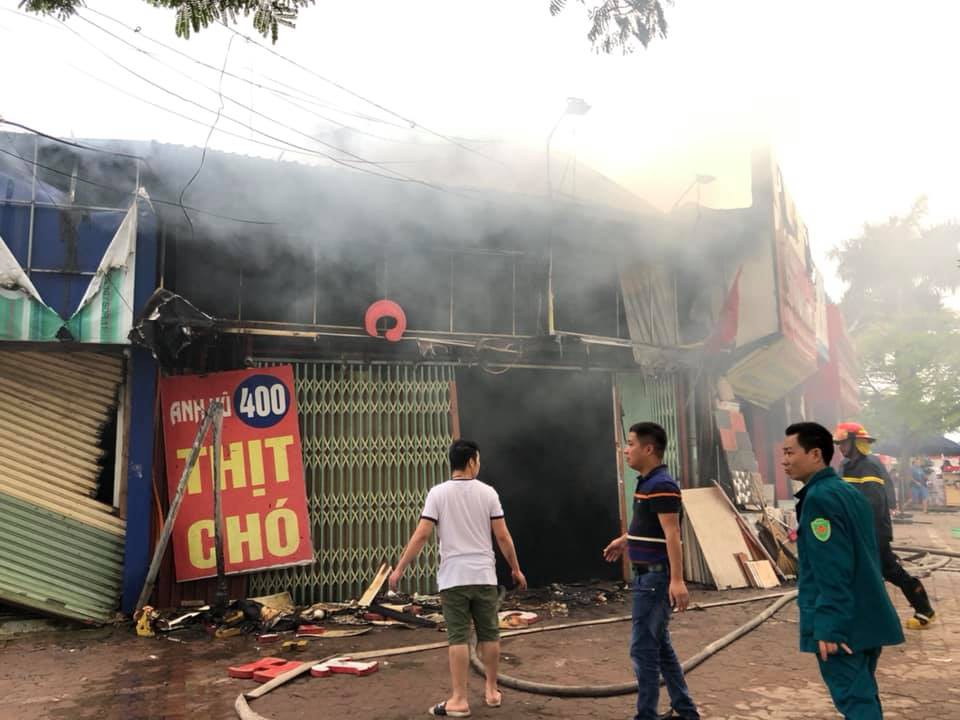 Hà Nội: Quán thịt chó trên đường Lạc Long Quân bốc cháy lan sang hai cửa hàng, khói đen kịt trời Hà Nội: Quán thịt chó trên đường Lạc Long Quân bốc cháy lan sang hai cửa hàng, khói đen kịt trời