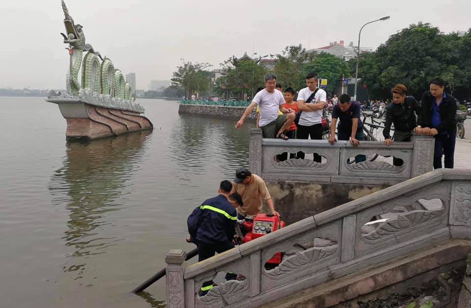 Hà Nội: Quán thịt chó trên đường Lạc Long Quân bốc cháy lan sang hai cửa hàng, khói đen kịt trời Hà Nội: Quán thịt chó trên đường Lạc Long Quân bốc cháy lan sang hai cửa hàng, khói đen kịt trời