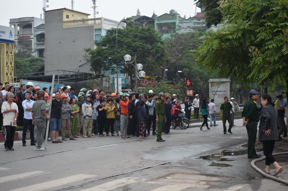 Hà Nội: Quán thịt chó trên đường Lạc Long Quân bốc cháy lan sang hai cửa hàng, khói đen kịt trời Hà Nội: Quán thịt chó trên đường Lạc Long Quân bốc cháy lan sang hai cửa hàng, khói đen kịt trời