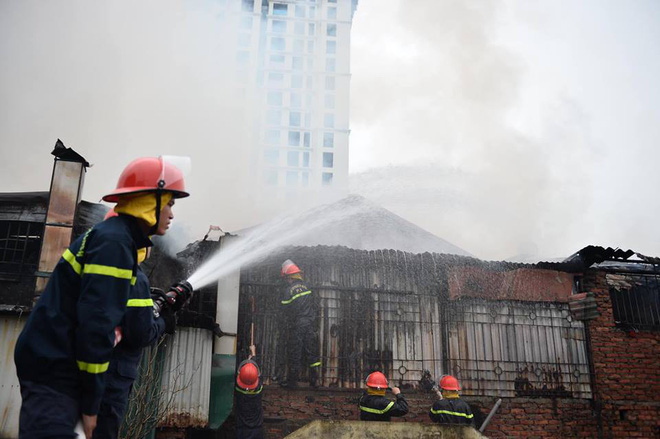 Hà Nội: Quán thịt chó trên đường Lạc Long Quân bốc cháy lan sang hai cửa hàng, khói đen kịt trời Hà Nội: Quán thịt chó trên đường Lạc Long Quân bốc cháy lan sang hai cửa hàng, khói đen kịt trời