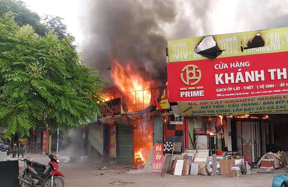 Hà Nội: Quán thịt chó trên đường Lạc Long Quân bốc cháy lan sang hai cửa hàng, khói đen kịt trời Hà Nội: Quán thịt chó trên đường Lạc Long Quân bốc cháy lan sang hai cửa hàng, khói đen kịt trời