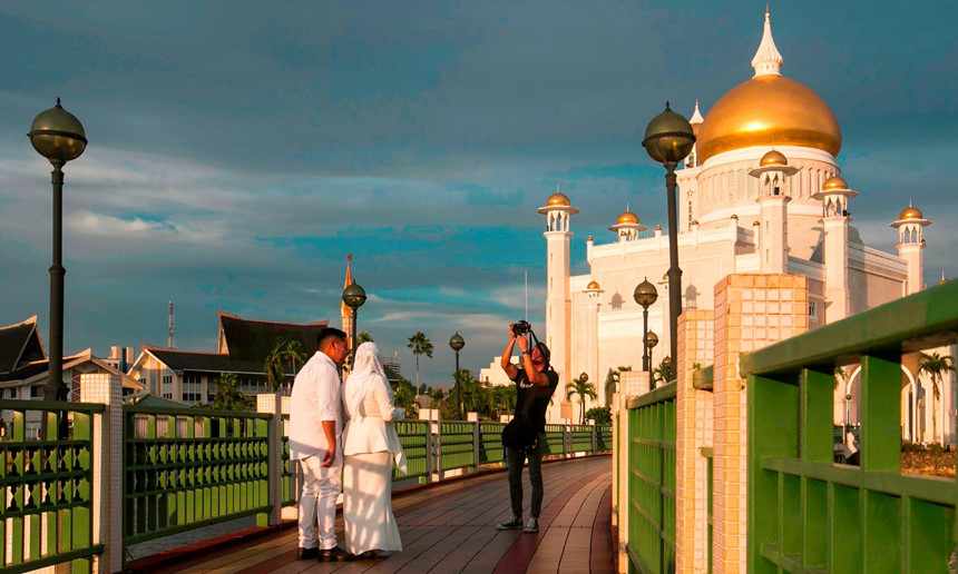Brunei áp luật ném đá đến chết người đồng tính: Quá sợ ra đường - 1 Brunei áp luật ném đá đến chết người đồng tính: Quá sợ ra đường - 1
