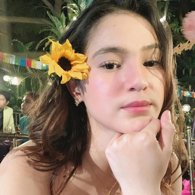 Từ cô bé nghèo sống ở đường tàu đến hot girl nổi tiếng Philippines