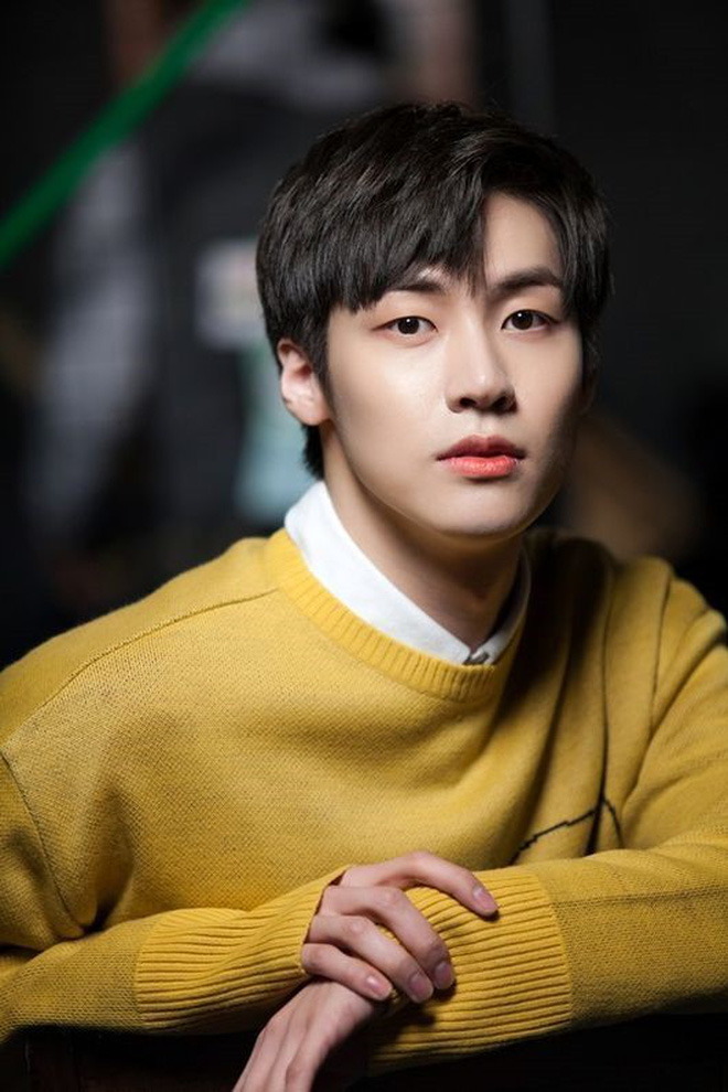 Nam idol Kpop thành người hùng quốc dân vì cứu fan nữ khỏi tên say rượu bám đuôi bằng cách thức đầy khôn ngoan
