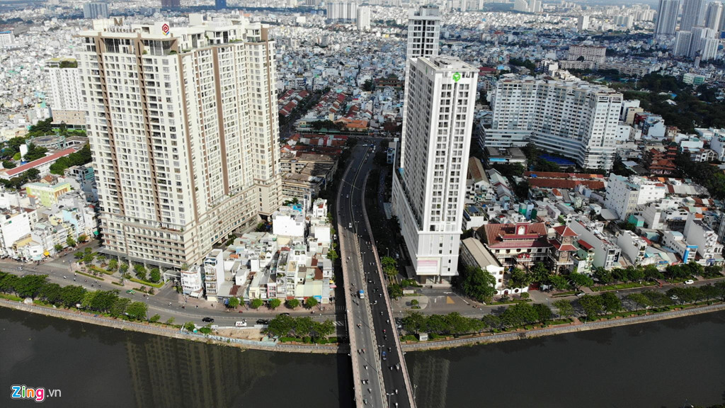 Chung cư trên Bến Vân Đồn vây kín quận 1, TP.HCM