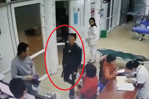 Thanh niên ngáo đá vào bệnh viện đòi bác sĩ tháo đốt ngón tay Thanh niên ngáo đá vào bệnh viện đòi bác sĩ tháo đốt ngón tay