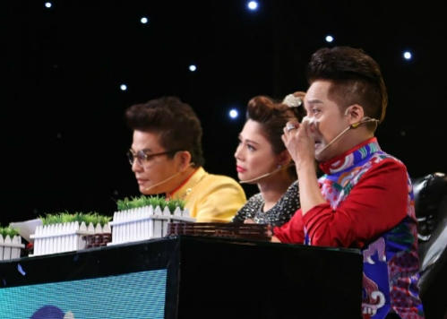 viet-huong-minh-nhi-khoc-truoc-cau-chuyen-dua-tre-bi-bo-roi