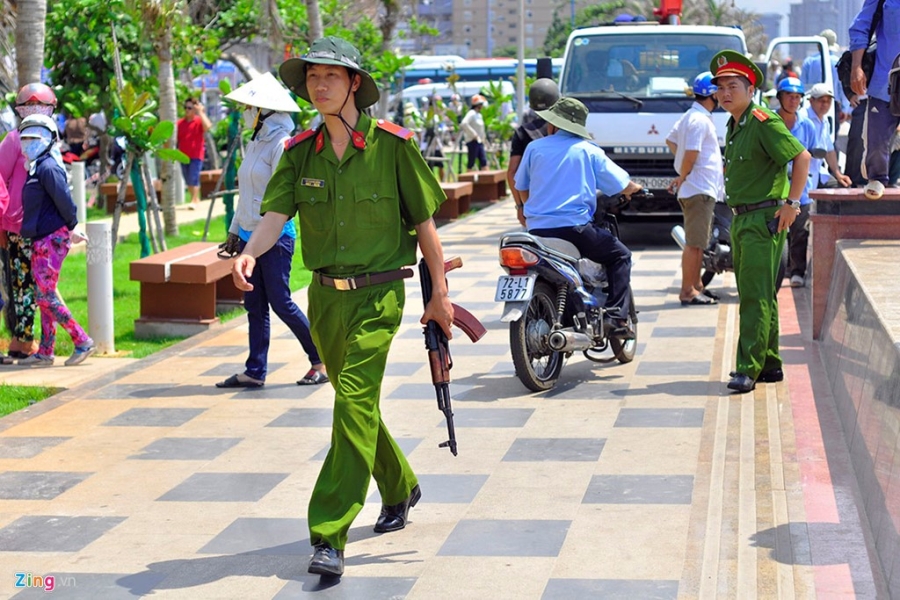 Hang tram nguoi chong doi luc luong thu don bai bien hinh anh 6