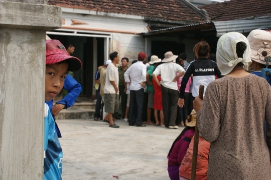  Nhiều người đến xem chuyện đau lòng xảy ra tại nhà cha mẹ anh Tuấn 