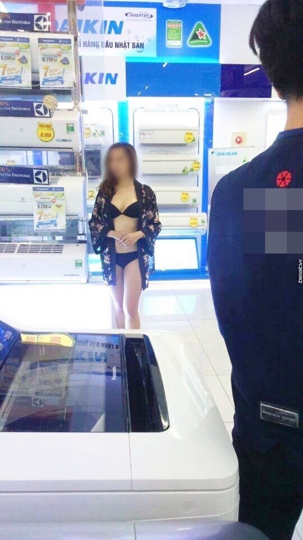Các cô gái trẻ mặc bikini đứng tiếp thị sản phẩm tại siêu thị điện máy nổi tiếng ở Hà Nội - Ảnh 2.
