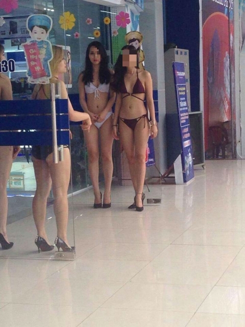 Chân dài mặc bikini: Trần Anh nói để 'giáo dục giới tính' - Ảnh 1