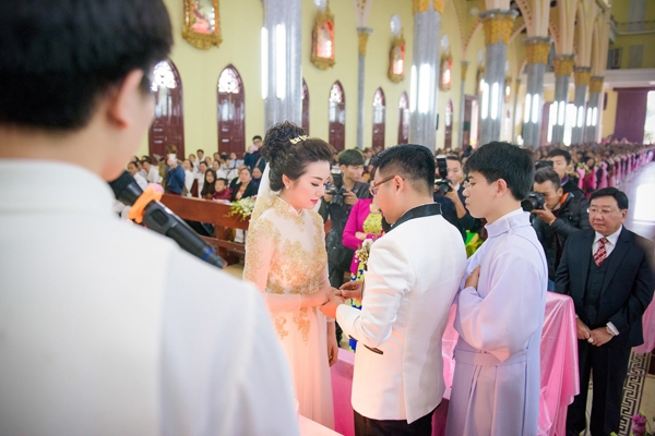 ngay-thu-nhat-le-cuoi-trong-nha-tho-4