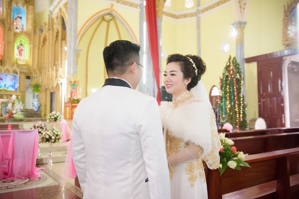 ngay-thu-nhat-le-cuoi-trong-nha-tho-8