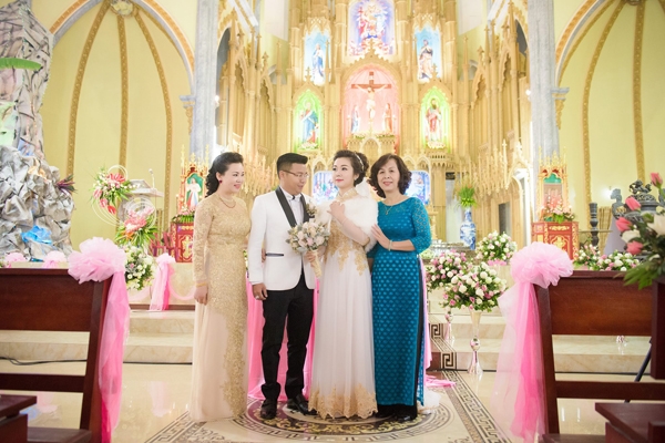 ngay-thu-nhat-le-cuoi-trong-nha-tho-9