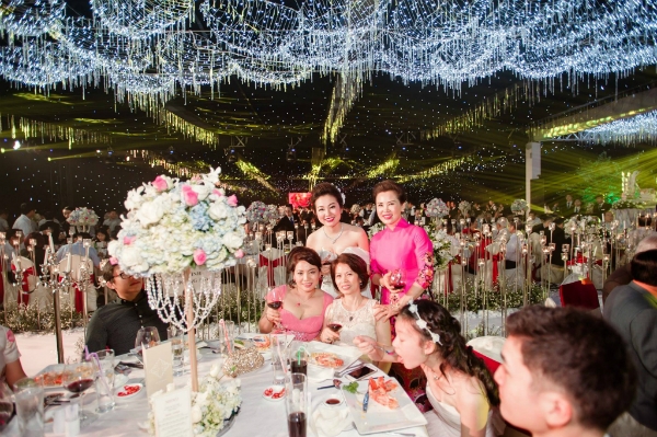 le-cuoi-lung-linh-huyen-ao-tai-sai-gon-6