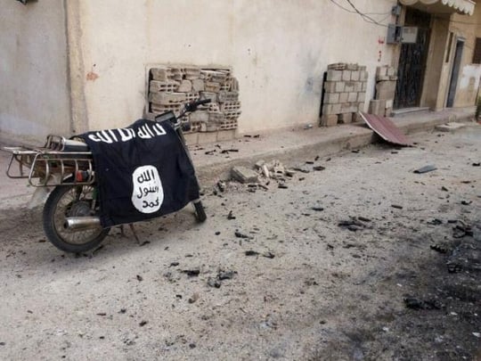 Cờ IS trên một chiếc xe máy tại TP Palmyra – Syria. Ảnh: REUTERS