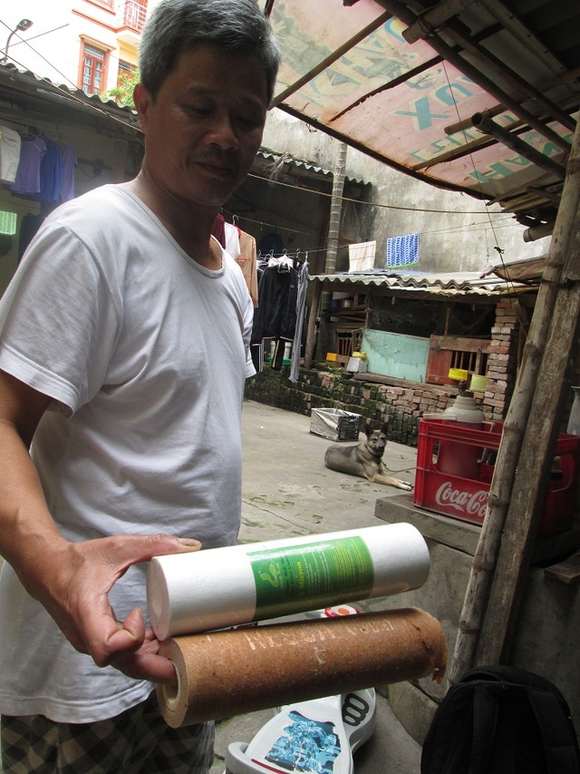  Khoảng 1 tuần, nửa tháng thì ông Xuân lại phải thay lõi máy lọc vì quá bẩn. 