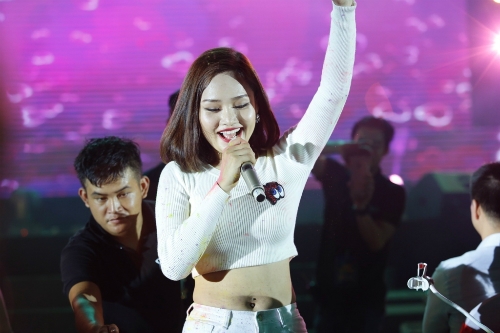 hoang-thuy-linh-minh-hang-do-ve-goi-cam-khi-song-ca-4