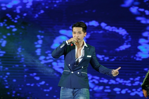 hoang-thuy-linh-minh-hang-do-ve-goi-cam-khi-song-ca-7