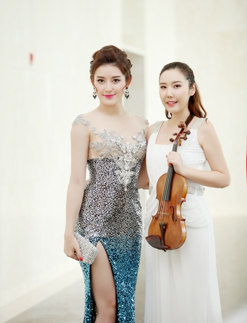 Nghệ sĩ violin Hàn Quốc Jmi tham gia biểu diễn tại sự kiện. Cô rạng rỡ khi được gặp Á hậu Huyền My.