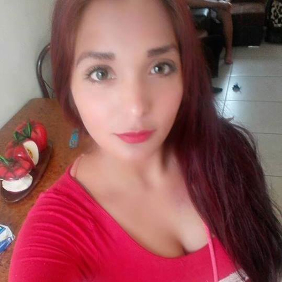 nu canh sat khoe nguc tran muon dau quan cho playboy hinh anh 2
