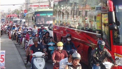 Hàng nghìn người về quê khiến xe ùn ứ trên quốc lộ 13 (P.Hiệp Bình Chánh, Q.Thủ Đức) - Ảnh: An Huy