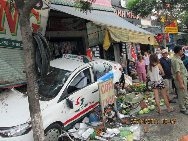 Taxi gây tai nạn liên hoàn, 3 người bị cuốn vào gầm, 2 người bị húc văng - Ảnh 2.