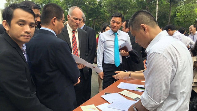  Từ sáng sớm, các doanh nghiệp đã đến rất đông, làm thủ tục vào dự hội nghị. Ảnh: Công Quang 