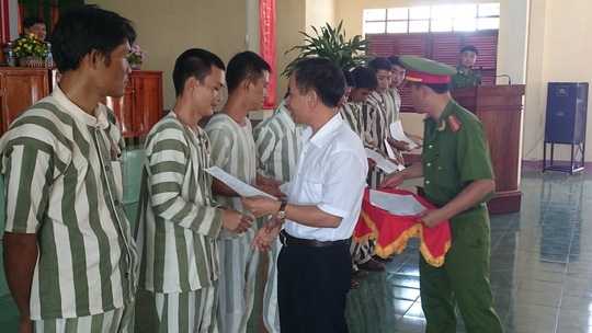 Các phạm nhân nhận quyết định giảm thời hạn chấp hành án phạt tù