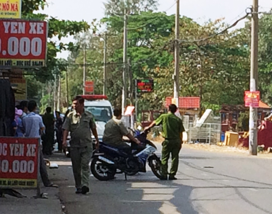 Công an phong tỏa hiện trường để khám nghiệm