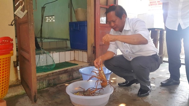 Bo truong Thong tin va Truyen thong an hai san o Quang Binh hinh anh 1