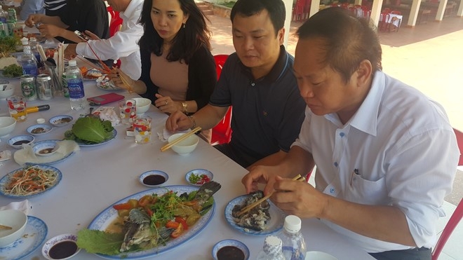 Bo truong Thong tin va Truyen thong an hai san o Quang Binh hinh anh 2